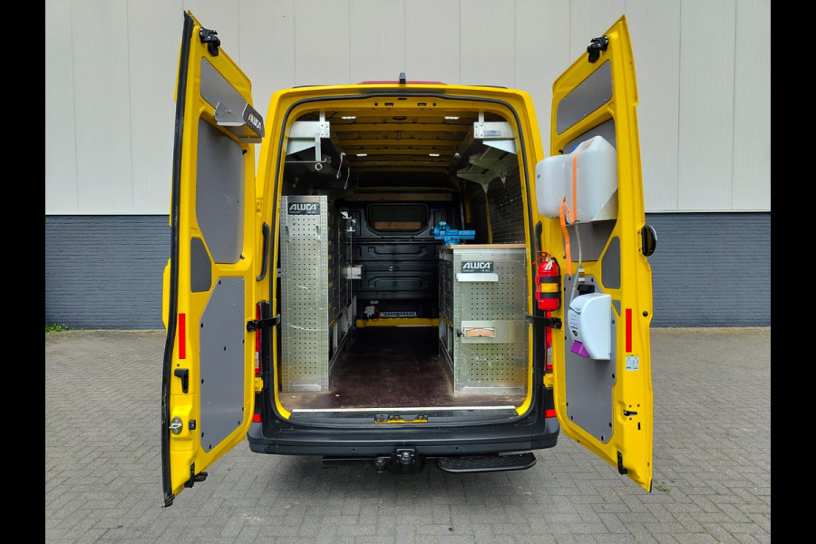 Volkswagen Crafter 35 2.0 TDI L3H3 Highline Airco Trekhaak Comfort Plus bestuurdersstoel Cruise Control Camera Pdc Bluetooth Voorruitverwarming Inbouwkasten Omvormer Signaleringsverlichting Betonplex Vloer Wandbetimmering Licht- en regensensor 3.000KG Trekgewicht 1e Eigenaar Origineel Nederlandse Bus