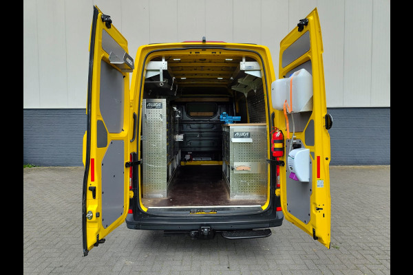 Volkswagen Crafter 35 2.0 TDI L3H3 Highline Airco Trekhaak Comfort Plus bestuurdersstoel Cruise Control Camera Pdc Bluetooth Voorruitverwarming Inbouwkasten Omvormer Signaleringsverlichting Betonplex Vloer Wandbetimmering Licht- en regensensor 3.000KG Trekgewicht 1e Eigenaar Origineel Nederlandse Bus