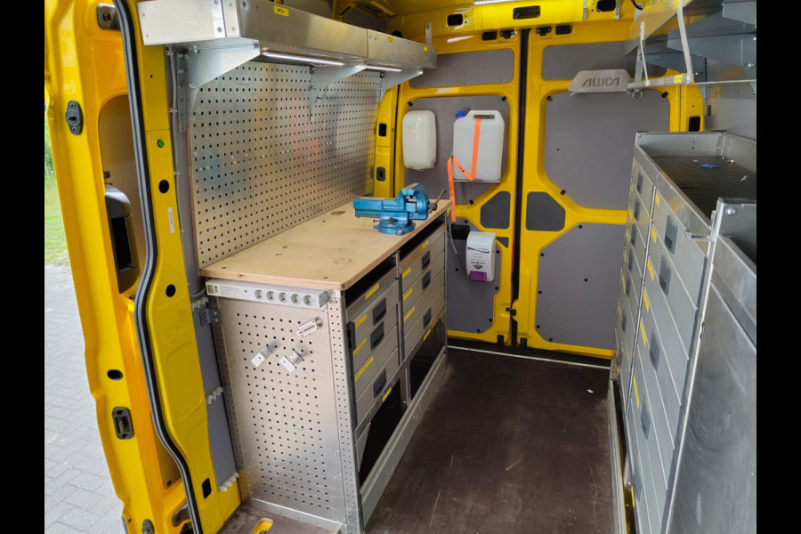 Volkswagen Crafter 35 2.0 TDI L3H3 Highline Airco Trekhaak Comfort Plus bestuurdersstoel Cruise Control Camera Pdc Bluetooth Voorruitverwarming Inbouwkasten Omvormer Signaleringsverlichting Betonplex Vloer Wandbetimmering Licht- en regensensor 3.000KG Trekgewicht 1e Eigenaar Origineel Nederlandse Bus