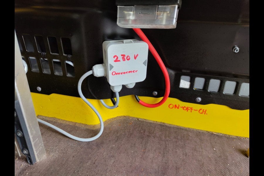 Volkswagen Crafter 35 2.0 TDI L3H3 Highline Airco Trekhaak Comfort Plus bestuurdersstoel Cruise Control Camera Pdc Bluetooth Voorruitverwarming Inbouwkasten Omvormer Signaleringsverlichting Betonplex Vloer Wandbetimmering Licht- en regensensor 3.000KG Trekgewicht 1e Eigenaar Origineel Nederlandse Bus