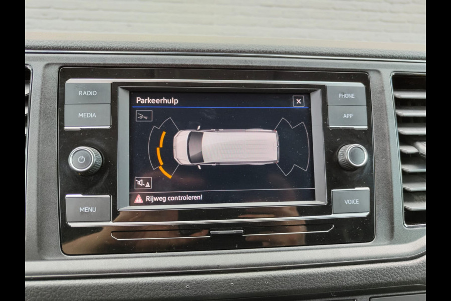 Volkswagen Crafter 35 2.0 TDI L3H3 Highline Airco Trekhaak Comfort Plus bestuurdersstoel Cruise Control Camera Pdc Bluetooth Voorruitverwarming Inbouwkasten Omvormer Signaleringsverlichting Betonplex Vloer Wandbetimmering Licht- en regensensor 3.000KG Trekgewicht 1e Eigenaar Origineel Nederlandse Bus