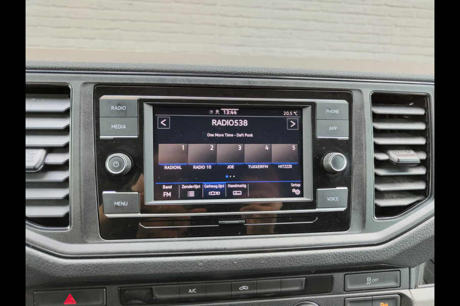 Volkswagen Crafter 35 2.0 TDI L3H3 Highline Airco Trekhaak Comfort Plus bestuurdersstoel Cruise Control Camera Pdc Bluetooth Voorruitverwarming Inbouwkasten Omvormer Signaleringsverlichting Betonplex Vloer Wandbetimmering Licht- en regensensor 3.000KG Trekgewicht 1e Eigenaar Origineel Nederlandse Bus
