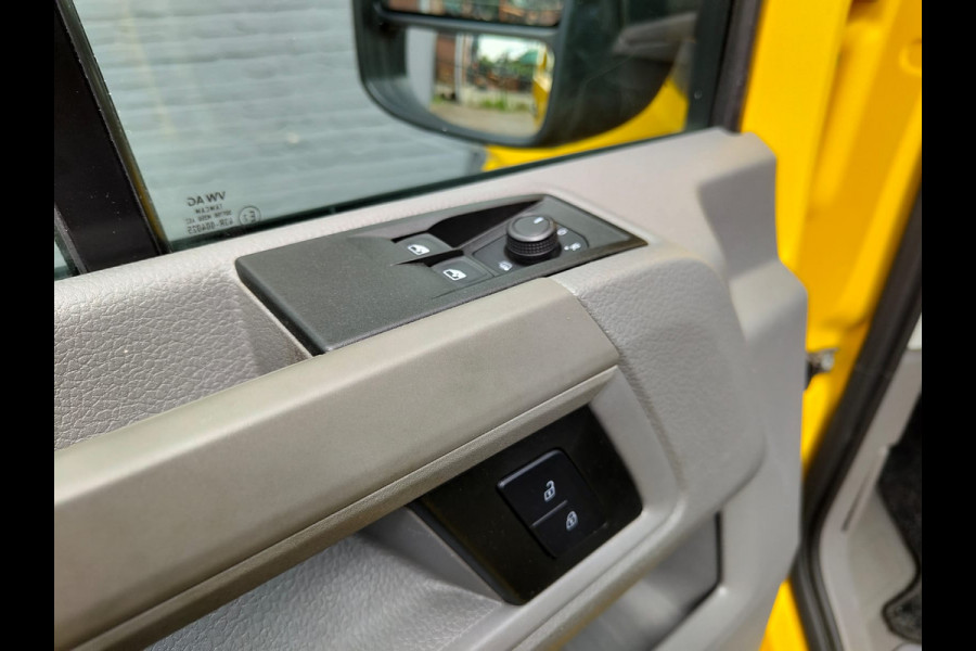 Volkswagen Crafter 35 2.0 TDI L3H3 Highline Airco Trekhaak Comfort Plus bestuurdersstoel Cruise Control Camera Pdc Bluetooth Voorruitverwarming Inbouwkasten Omvormer Signaleringsverlichting Betonplex Vloer Wandbetimmering Licht- en regensensor 3.000KG Trekgewicht 1e Eigenaar Origineel Nederlandse Bus
