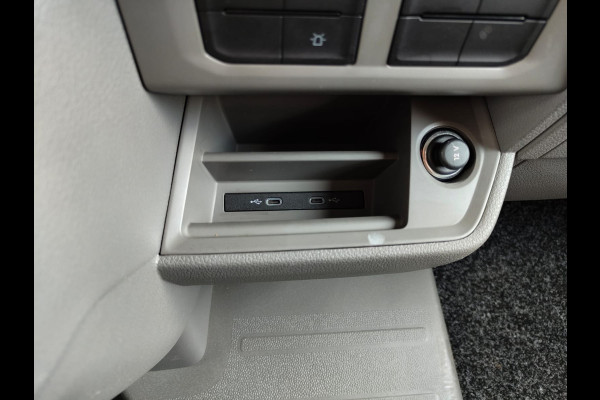 Volkswagen Crafter 35 2.0 TDI L3H3 Highline Airco Trekhaak Comfort Plus bestuurdersstoel Cruise Control Camera Pdc Bluetooth Voorruitverwarming Inbouwkasten Omvormer Signaleringsverlichting Betonplex Vloer Wandbetimmering Licht- en regensensor 3.000KG Trekgewicht 1e Eigenaar Origineel Nederlandse Bus