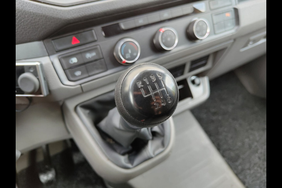 Volkswagen Crafter 35 2.0 TDI L3H3 Highline Airco Trekhaak Comfort Plus bestuurdersstoel Cruise Control Camera Pdc Bluetooth Voorruitverwarming Inbouwkasten Omvormer Signaleringsverlichting Betonplex Vloer Wandbetimmering Licht- en regensensor 3.000KG Trekgewicht 1e Eigenaar Origineel Nederlandse Bus