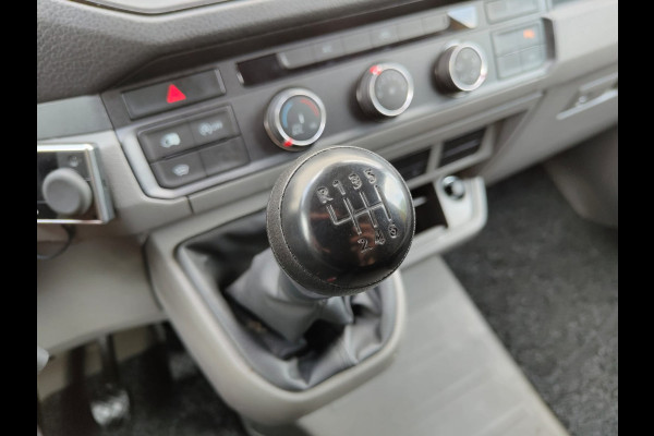 Volkswagen Crafter 35 2.0 TDI L3H3 Highline Airco Trekhaak Comfort Plus bestuurdersstoel Cruise Control Camera Pdc Bluetooth Voorruitverwarming Inbouwkasten Omvormer Signaleringsverlichting Betonplex Vloer Wandbetimmering Licht- en regensensor 3.000KG Trekgewicht 1e Eigenaar Origineel Nederlandse Bus