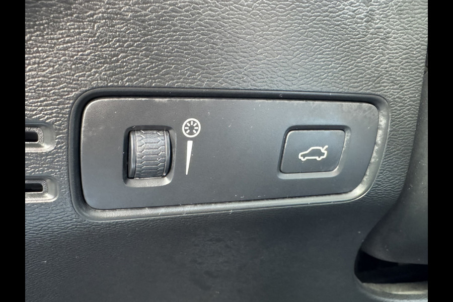 Volvo XC40 2.0 T4 AWD Inscription R-Design Pano Camer carplay Trekhaak Navi