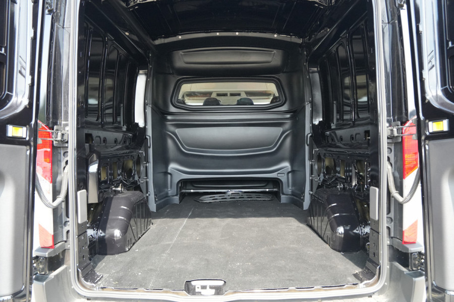 Ford Transit 350 2.0 TDCI L3H2 Trend 130pk DC 7 zits - Navi - Stoelverwarming - Raptor - Cruise - Trekhaak - PDC - Rijklaar