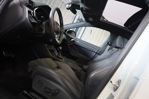Audi Q3 45 TFSI e RSQ3 Look / AUT / Cc / Lane Assist / Camera / Dig Cockpit / Open Panoramadak / Pdc / Matrix / 21 Inch