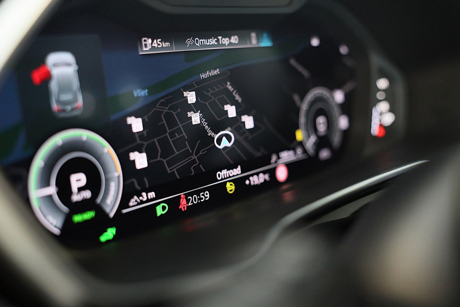 Audi Q3 45 TFSI e RSQ3 Look / AUT / Cc / Lane Assist / Camera / Dig Cockpit / Open Panoramadak / Pdc / Matrix / 21 Inch