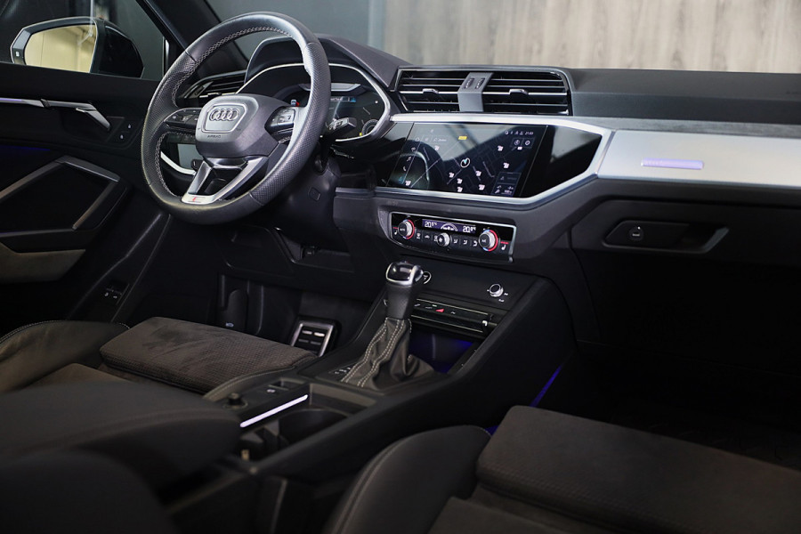 Audi Q3 45 TFSI e RSQ3 Look / AUT / Cc / Lane Assist / Camera / Dig Cockpit / Open Panoramadak / Pdc / Matrix / 21 Inch
