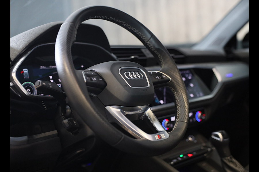 Audi Q3 45 TFSI e RSQ3 Look / AUT / Cc / Lane Assist / Camera / Dig Cockpit / Open Panoramadak / Pdc / Matrix / 21 Inch