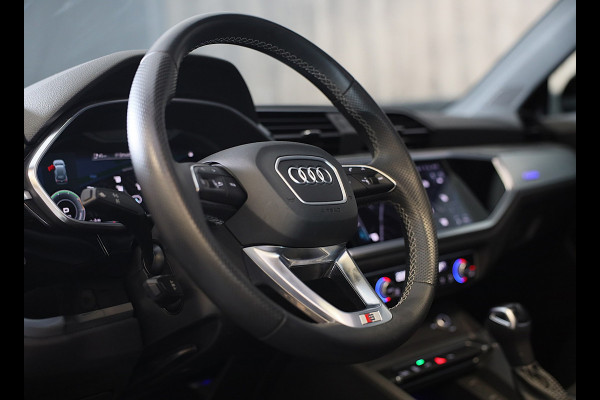 Audi Q3 45 TFSI e RSQ3 Look / AUT / Cc / Lane Assist / Camera / Dig Cockpit / Open Panoramadak / Pdc / Matrix / 21 Inch