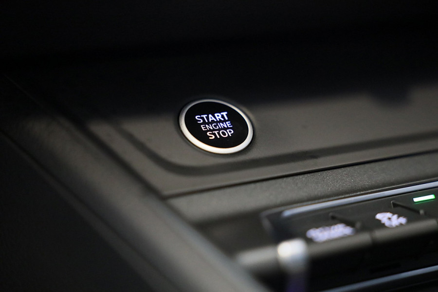 Audi Q3 45 TFSI e RSQ3 Look / AUT / Cc / Lane Assist / Camera / Dig Cockpit / Open Panoramadak / Pdc / Matrix / 21 Inch