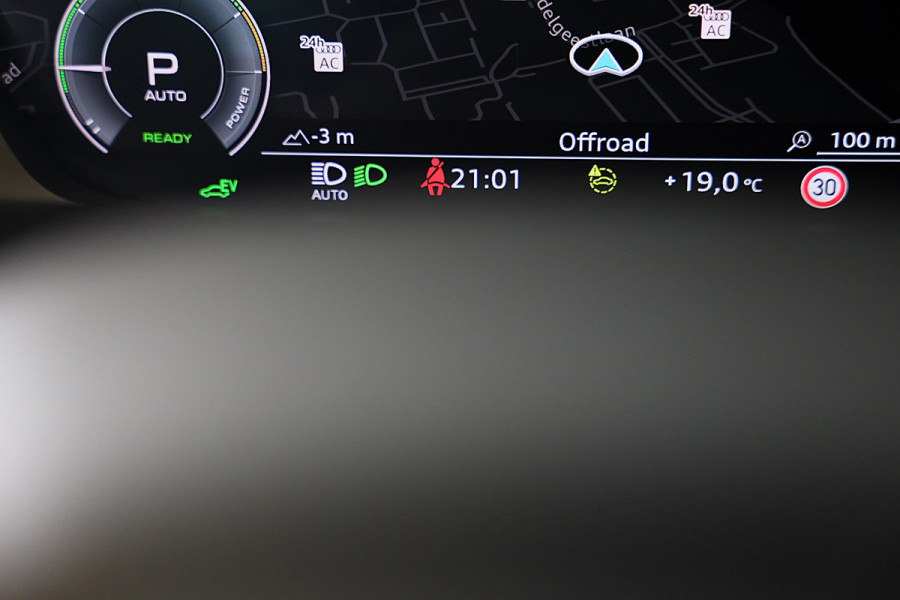 Audi Q3 45 TFSI e RSQ3 Look / AUT / Cc / Lane Assist / Camera / Dig Cockpit / Open Panoramadak / Pdc / Matrix / 21 Inch