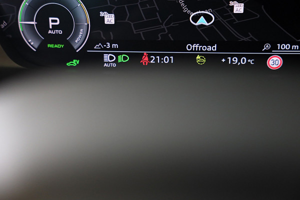 Audi Q3 45 TFSI e RSQ3 Look / AUT / Cc / Lane Assist / Camera / Dig Cockpit / Open Panoramadak / Pdc / Matrix / 21 Inch