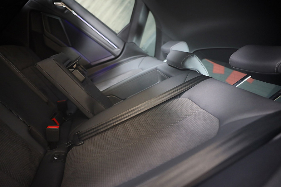 Audi Q3 45 TFSI e RSQ3 Look / AUT / Cc / Lane Assist / Camera / Dig Cockpit / Open Panoramadak / Pdc / Matrix / 21 Inch