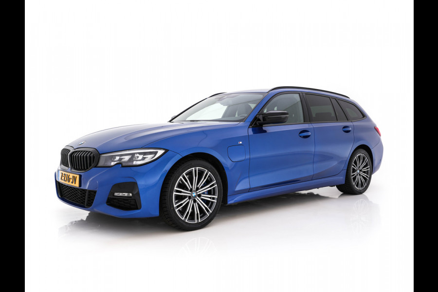 BMW 3 Serie Touring 330e High Executive M-Sportpack (Plug-in) Aut. *LEATHER-MICROFIBRE | FULL-LED | DIGI-COCKPIT | HEATED-SPORTSEATS | CAMERA | CARPLAY | SHIFT-PADDLES | NAVI-FULLMAP | PRIVACY-GLASS | ECC | PDC | CRUISE | TOWBAR | 18''ALU*