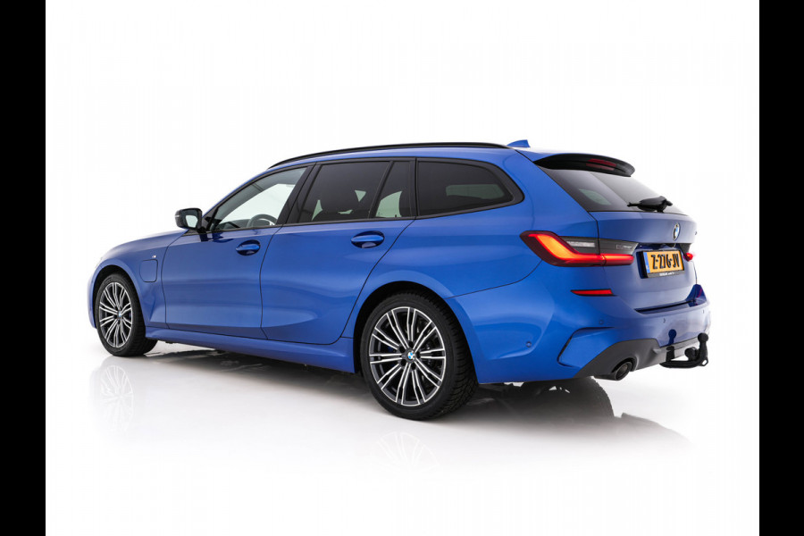 BMW 3 Serie Touring 330e High Executive M-Sportpack (Plug-in) Aut. *LEATHER-MICROFIBRE | FULL-LED | DIGI-COCKPIT | HEATED-SPORTSEATS | CAMERA | CARPLAY | SHIFT-PADDLES | NAVI-FULLMAP | PRIVACY-GLASS | ECC | PDC | CRUISE | TOWBAR | 18''ALU*