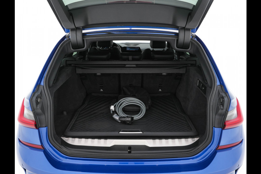 BMW 3 Serie Touring 330e High Executive M-Sportpack (Plug-in) Aut. *LEATHER-MICROFIBRE | FULL-LED | DIGI-COCKPIT | HEATED-SPORTSEATS | CAMERA | CARPLAY | SHIFT-PADDLES | NAVI-FULLMAP | PRIVACY-GLASS | ECC | PDC | CRUISE | TOWBAR | 18''ALU*