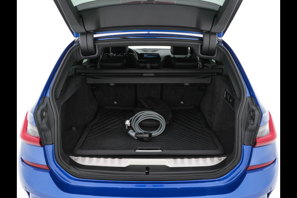 BMW 3 Serie Touring 330e High Executive M-Sportpack (Plug-in) Aut. *LEATHER-MICROFIBRE | FULL-LED | DIGI-COCKPIT | HEATED-SPORTSEATS | CAMERA | CARPLAY | SHIFT-PADDLES | NAVI-FULLMAP | PRIVACY-GLASS | ECC | PDC | CRUISE | TOWBAR | 18''ALU*