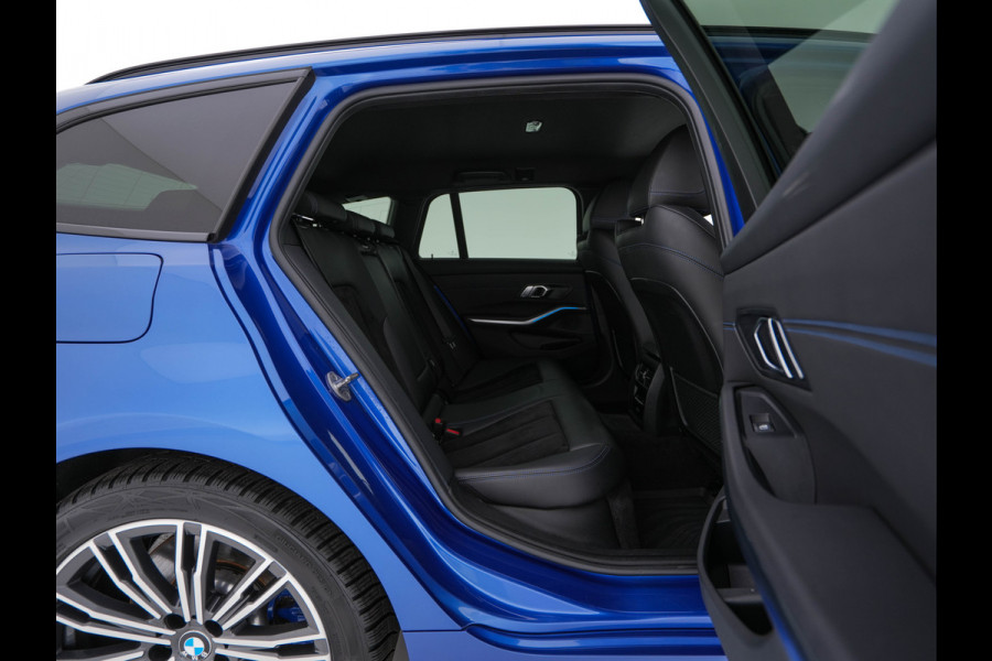 BMW 3 Serie Touring 330e High Executive M-Sportpack (Plug-in) Aut. *LEATHER-MICROFIBRE | FULL-LED | DIGI-COCKPIT | HEATED-SPORTSEATS | CAMERA | CARPLAY | SHIFT-PADDLES | NAVI-FULLMAP | PRIVACY-GLASS | ECC | PDC | CRUISE | TOWBAR | 18''ALU*