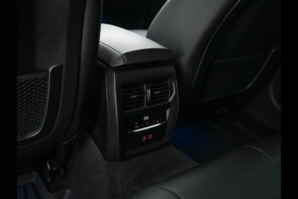 BMW 3 Serie Touring 330e High Executive M-Sportpack (Plug-in) Aut. *LEATHER-MICROFIBRE | FULL-LED | DIGI-COCKPIT | HEATED-SPORTSEATS | CAMERA | CARPLAY | SHIFT-PADDLES | NAVI-FULLMAP | PRIVACY-GLASS | ECC | PDC | CRUISE | TOWBAR | 18''ALU*
