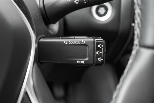 Renault Captur 1.6 E-Tech Plug-in Hybrid 160 Intens Pano Stoelverw Trekhaak 18"