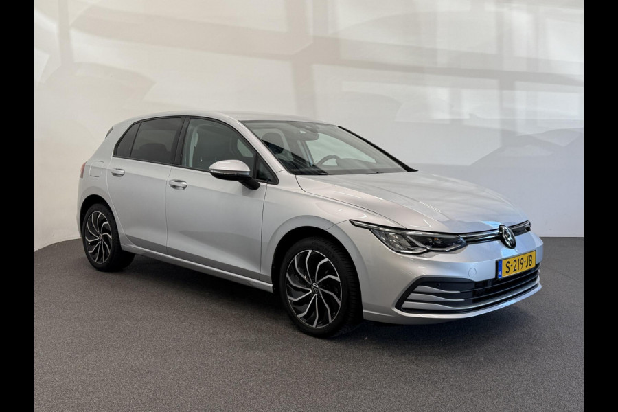 Volkswagen Golf 1.0 TSI 110pk Life Lounge Apple Carplay Android Auto Parkeersensoren Cruise Control DAB Climate Control LED Koplampen Bluetooth Lichtmetalen Velgen