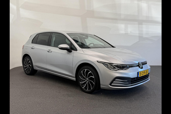 Volkswagen Golf 1.0 TSI 110pk Life Lounge Apple Carplay Android Auto Parkeersensoren Cruise Control DAB Climate Control LED Koplampen Bluetooth Lichtmetalen Velgen