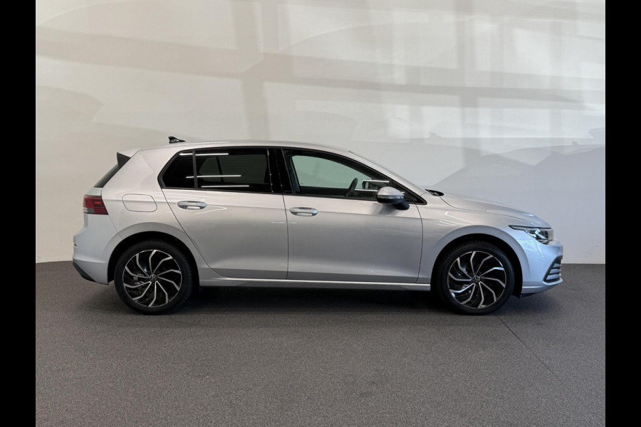 Volkswagen Golf 1.0 TSI 110pk Life Lounge Apple Carplay Android Auto Parkeersensoren Cruise Control DAB Climate Control LED Koplampen Bluetooth Lichtmetalen Velgen