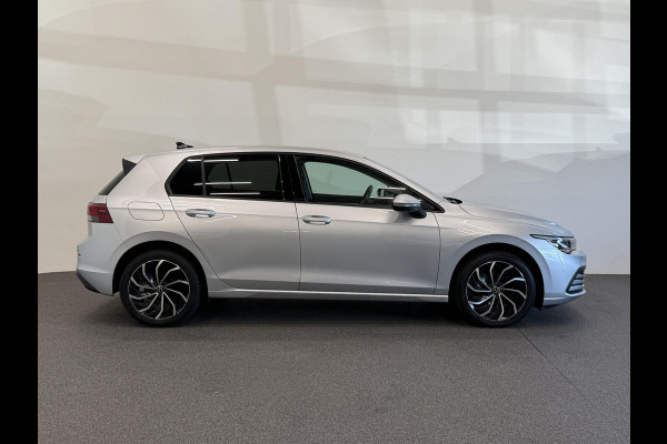Volkswagen Golf 1.0 TSI 110pk Life Lounge Apple Carplay Android Auto Parkeersensoren Cruise Control DAB Climate Control LED Koplampen Bluetooth Lichtmetalen Velgen