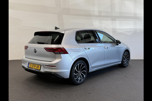 Volkswagen Golf 1.0 TSI 110pk Life Lounge Apple Carplay Android Auto Parkeersensoren Cruise Control DAB Climate Control LED Koplampen Bluetooth Lichtmetalen Velgen