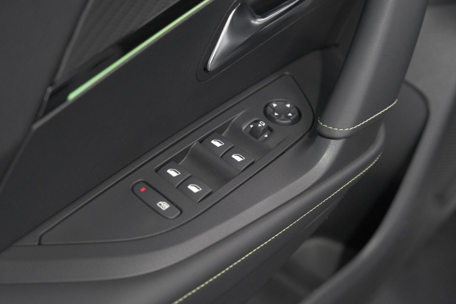 Peugeot 2008 PureTech 130 GT | Elektrisch Panoramadak | Camera | Dodehoekdetectie | Navigatie