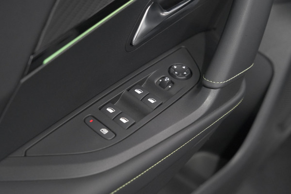 Peugeot 2008 PureTech 130 GT | Elektrisch Panoramadak | Camera | Dodehoekdetectie | Navigatie