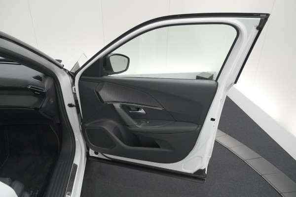 Peugeot 2008 PureTech 130 GT | Elektrisch Panoramadak | Camera | Dodehoekdetectie | Navigatie