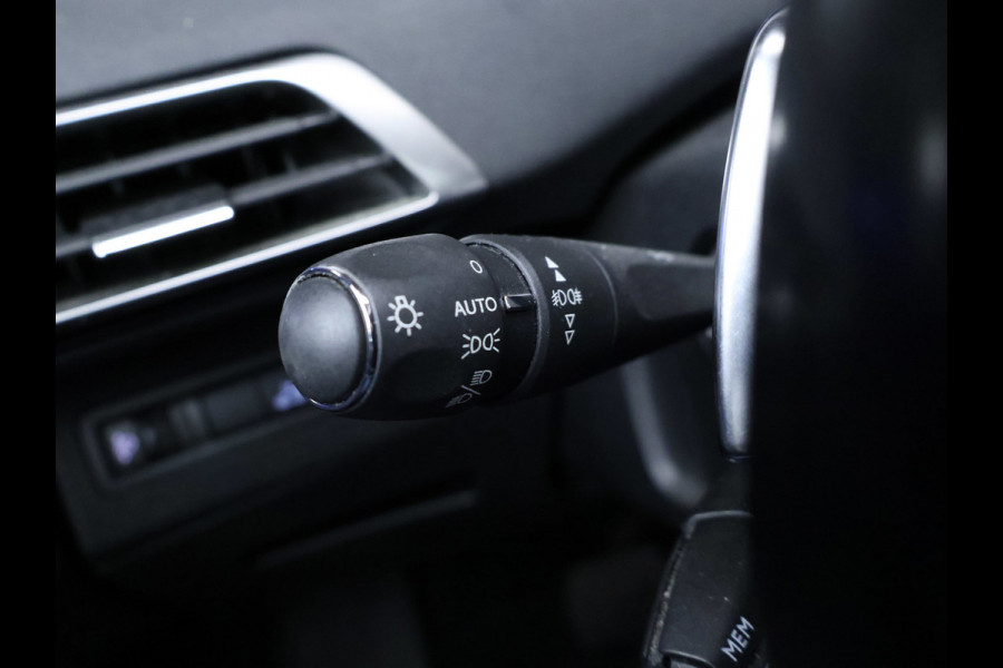 Peugeot 3008 1.2 PureTech Allure Sport (SCHUIFDAK,APPLE CARPLAY,NAVI,CAMERA,360 VIEW,CLIMATE,CRUISE,GETINT,TREKHAAK,SPORTSTOELEN)