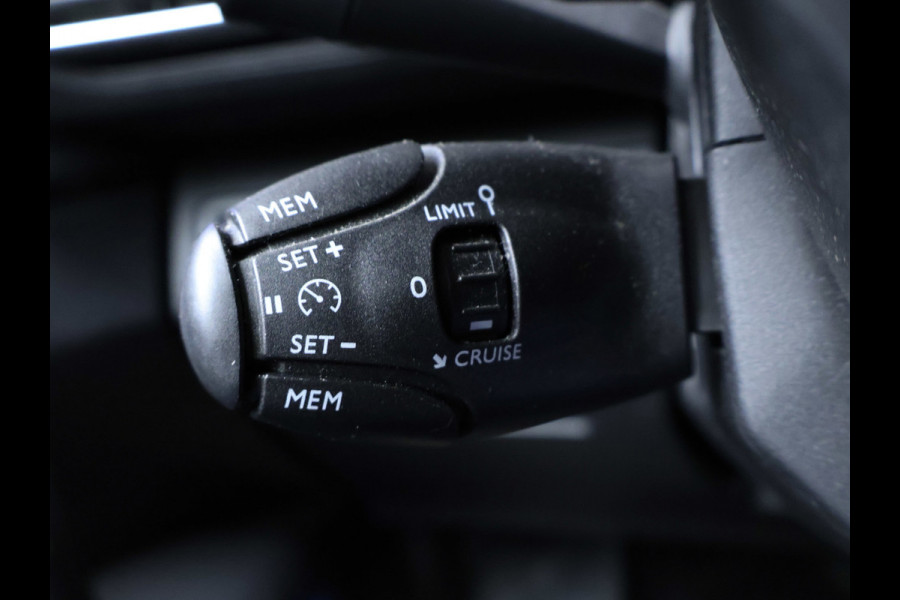 Peugeot 3008 1.2 PureTech Allure Sport (SCHUIFDAK,APPLE CARPLAY,NAVI,CAMERA,360 VIEW,CLIMATE,CRUISE,GETINT,TREKHAAK,SPORTSTOELEN)