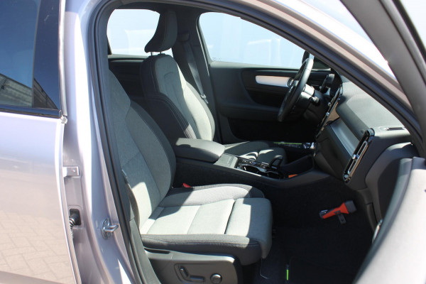 Volvo XC40 B4 211PK Automaat Plus Dark Semi elektrisch wegklapbare trekhaak / Verwarmbare voorruit / Google infotainment / Elektrisch bedienbare bestuurdersstoel met geheugen