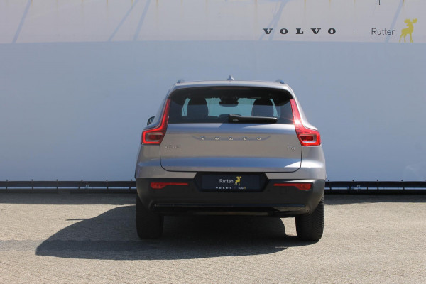Volvo XC40 B4 211PK Automaat Plus Dark Semi elektrisch wegklapbare trekhaak / Verwarmbare voorruit / Google infotainment / Elektrisch bedienbare bestuurdersstoel met geheugen