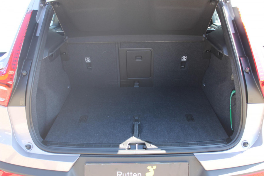 Volvo XC40 B4 211PK Automaat Plus Dark Semi elektrisch wegklapbare trekhaak / Verwarmbare voorruit / Google infotainment / Elektrisch bedienbare bestuurdersstoel met geheugen