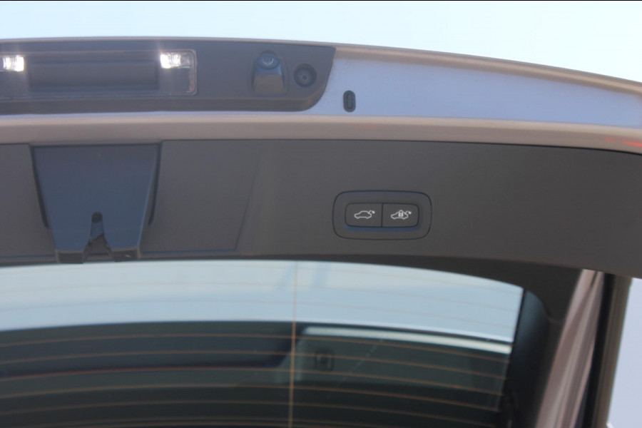 Volvo XC40 B4 211PK Automaat Plus Dark Semi elektrisch wegklapbare trekhaak / Verwarmbare voorruit / Google infotainment / Elektrisch bedienbare bestuurdersstoel met geheugen