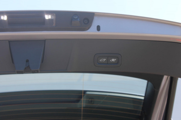 Volvo XC40 B4 211PK Automaat Plus Dark Semi elektrisch wegklapbare trekhaak / Verwarmbare voorruit / Google infotainment / Elektrisch bedienbare bestuurdersstoel met geheugen