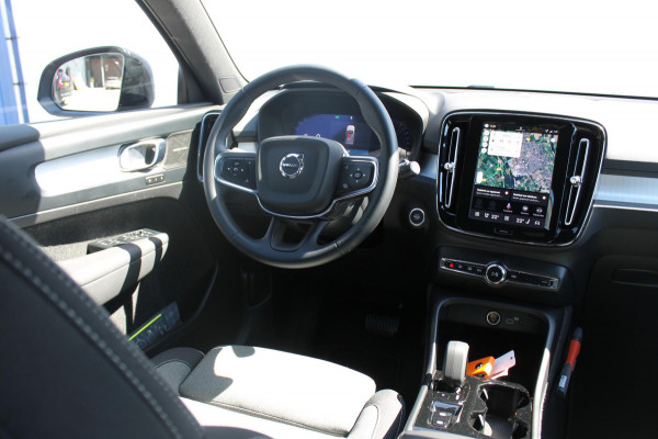 Volvo XC40 B4 211PK Automaat Plus Dark Semi elektrisch wegklapbare trekhaak / Verwarmbare voorruit / Google infotainment / Elektrisch bedienbare bestuurdersstoel met geheugen