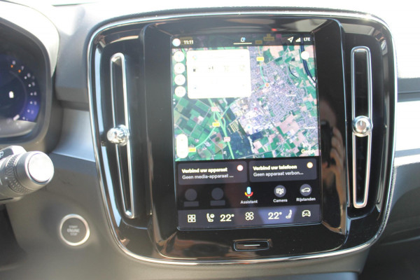 Volvo XC40 B4 211PK Automaat Plus Dark Semi elektrisch wegklapbare trekhaak / Verwarmbare voorruit / Google infotainment / Elektrisch bedienbare bestuurdersstoel met geheugen