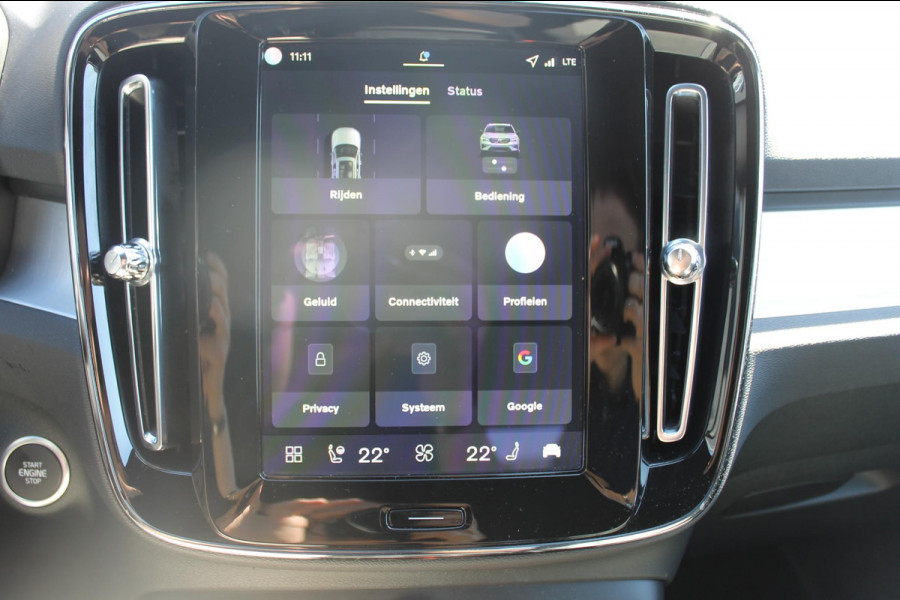 Volvo XC40 B4 211PK Automaat Plus Dark Semi elektrisch wegklapbare trekhaak / Verwarmbare voorruit / Google infotainment / Elektrisch bedienbare bestuurdersstoel met geheugen