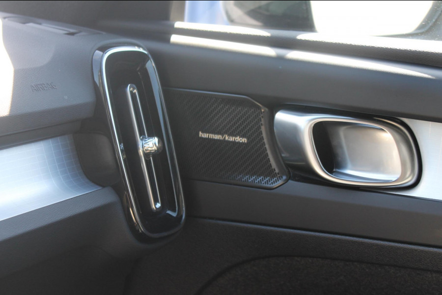 Volvo XC40 B4 211PK Automaat Plus Dark Semi elektrisch wegklapbare trekhaak / Verwarmbare voorruit / Google infotainment / Elektrisch bedienbare bestuurdersstoel met geheugen