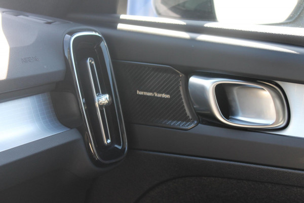Volvo XC40 B4 211PK Automaat Plus Dark Semi elektrisch wegklapbare trekhaak / Verwarmbare voorruit / Google infotainment / Elektrisch bedienbare bestuurdersstoel met geheugen