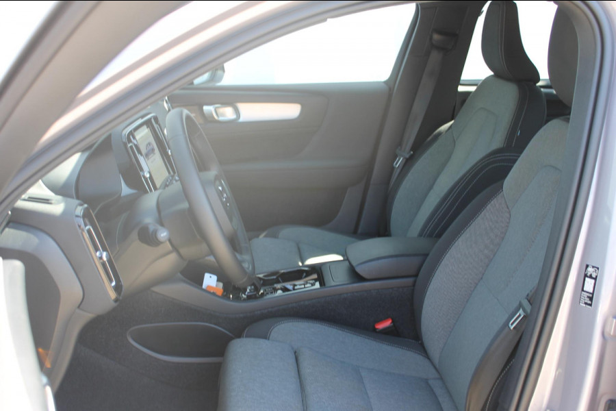 Volvo XC40 B4 211PK Automaat Plus Dark Semi elektrisch wegklapbare trekhaak / Verwarmbare voorruit / Google infotainment / Elektrisch bedienbare bestuurdersstoel met geheugen