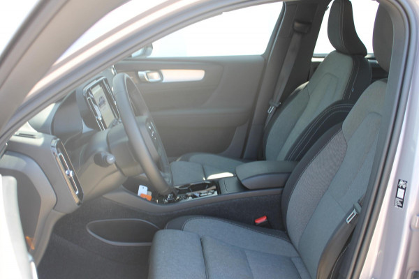 Volvo XC40 B4 211PK Automaat Plus Dark Semi elektrisch wegklapbare trekhaak / Verwarmbare voorruit / Google infotainment / Elektrisch bedienbare bestuurdersstoel met geheugen